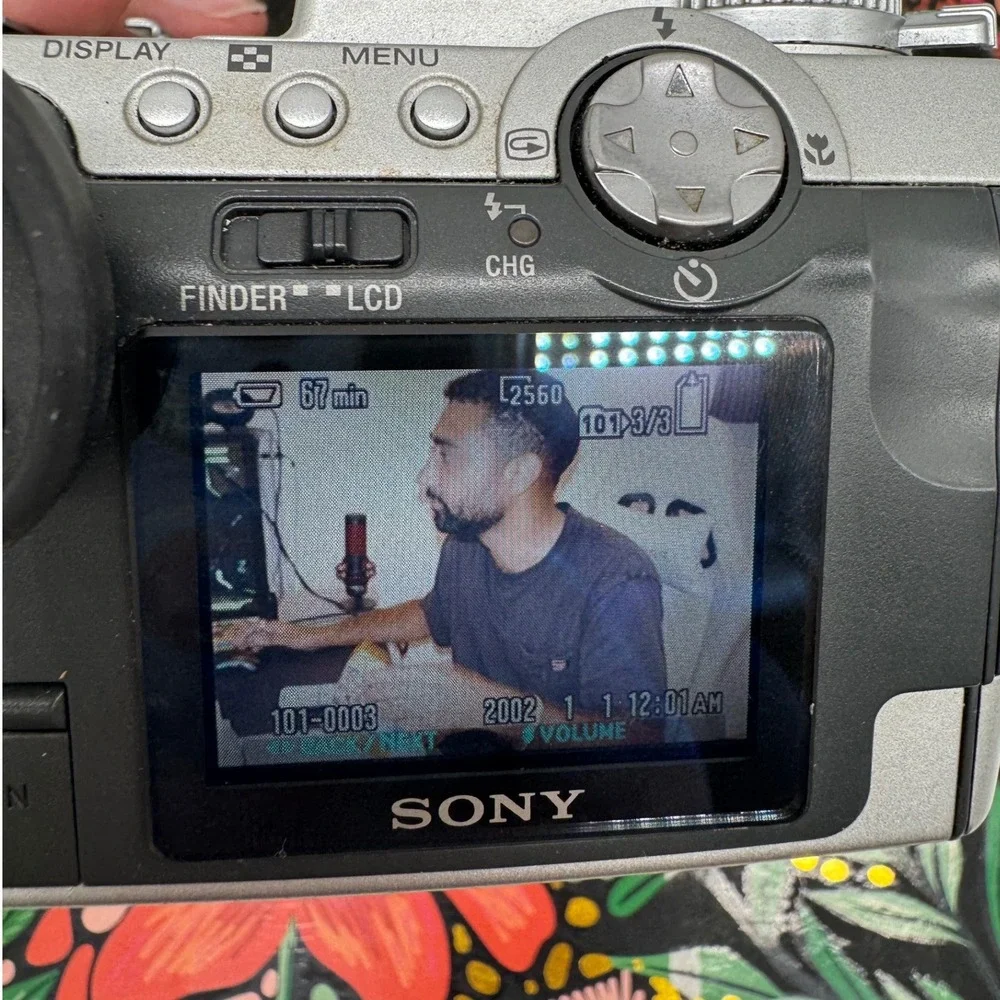 Sony Cyber-shot DSC-F717 Digital Camera Carl Zeiss Lens 512MB Stick Charger
